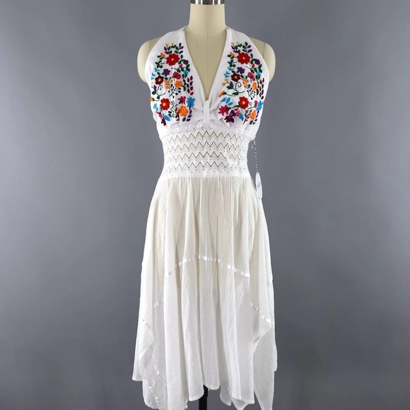 Dresses & Skirts - Embroidered Floral White Dress Like New